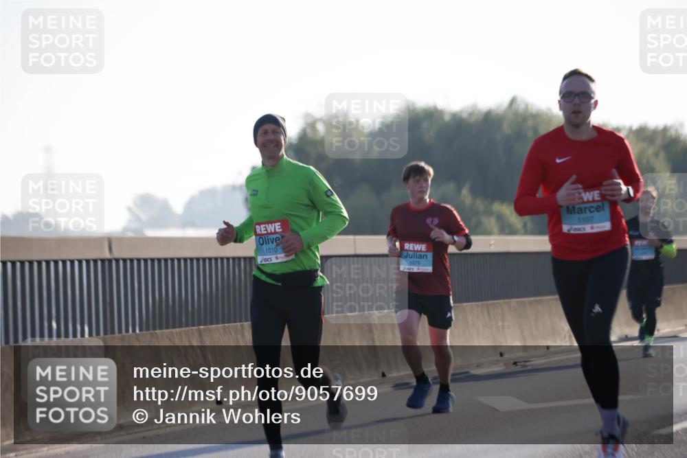 03.10.2025 - Köhlbrandbrückenlauf Jannik Wohlers http://msf.ph/oto/9057699 03.10.2025 09:13:44 Position 3 1010, 1075, 1107 meine-sportfotos.de