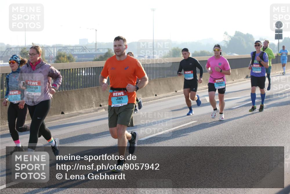03.10.2025 - Köhlbrandbrückenlauf Lena Gebhardt http://msf.ph/oto/9057942 03.10.2025 09:18:12 Position 1 3778, 1864, 1622, 1415 meine-sportfotos.de