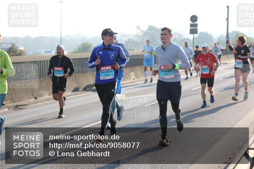 03.10.2025 - Köhlbrandbrückenlauf Lena Gebhardt http://msf.ph/oto/9058077 03.10.2025 09:18:16 Position 1 2661, 3066, 3067 meine-sportfotos.de