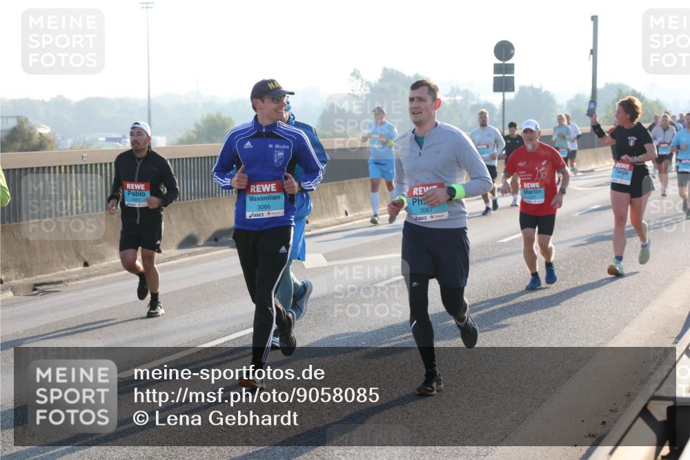 03.10.2025 - Köhlbrandbrückenlauf Lena Gebhardt http://msf.ph/oto/9058085 03.10.2025 09:18:16 Position 1 2661, 3066, 3067 meine-sportfotos.de