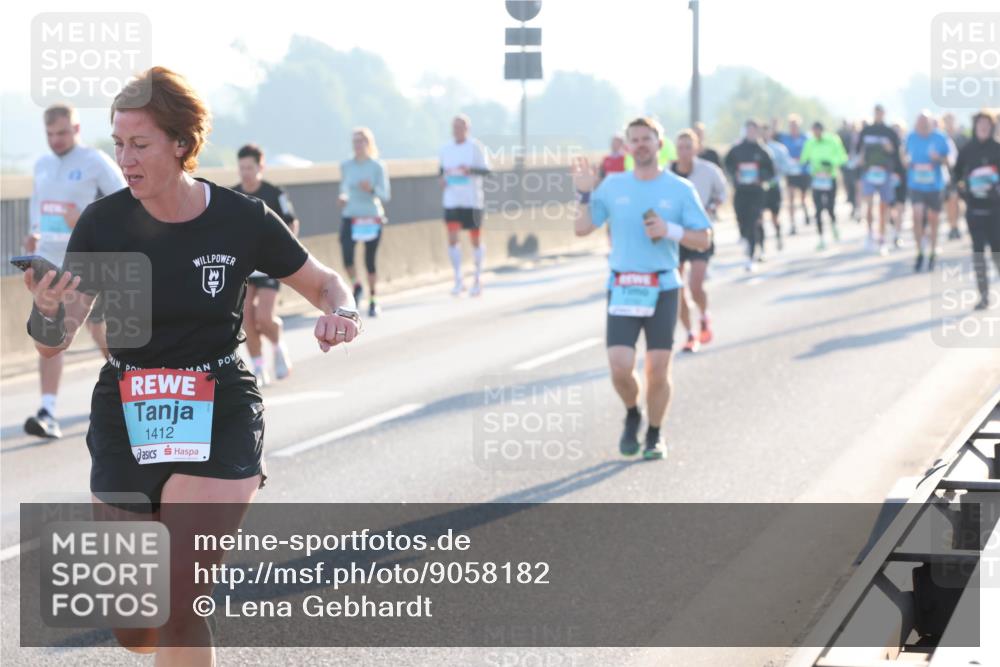 03.10.2025 - Köhlbrandbrückenlauf Lena Gebhardt http://msf.ph/oto/9058182 03.10.2025 09:18:19 Position 1 1412 meine-sportfotos.de