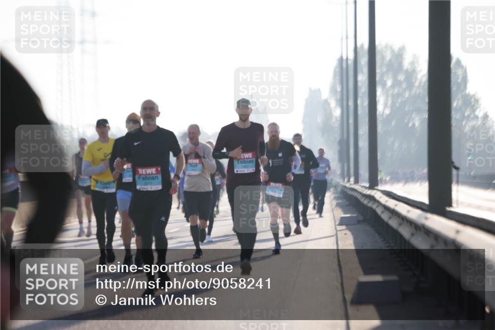 03.10.2025 - Köhlbrandbrückenlauf Jannik Wohlers http://msf.ph/oto/9058241 03.10.2025 09:13:57 Position 3 3211, 1421 meine-sportfotos.de
