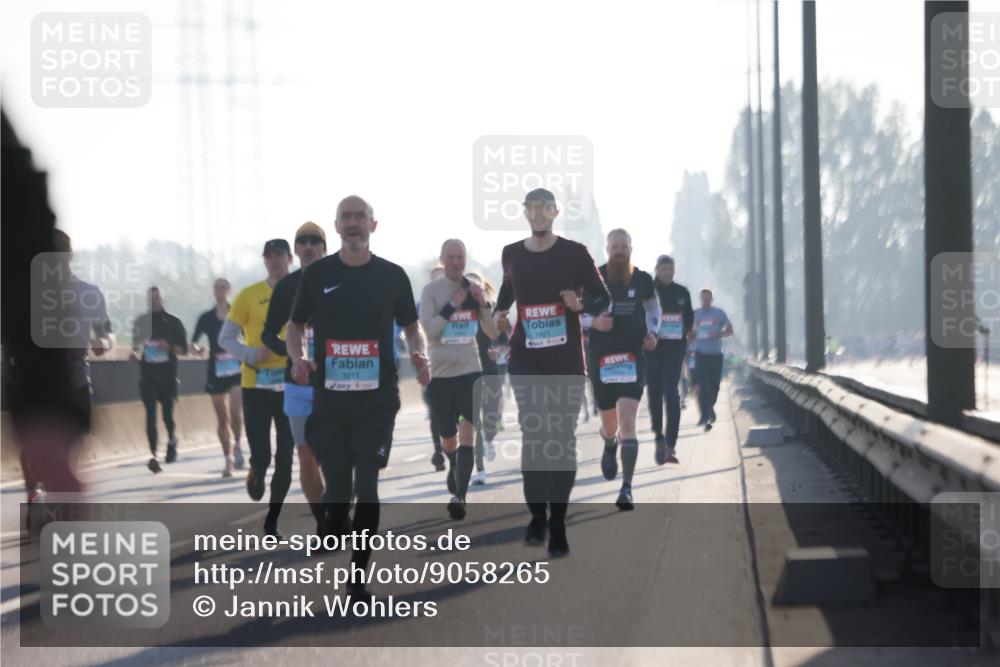03.10.2025 - Köhlbrandbrückenlauf Jannik Wohlers http://msf.ph/oto/9058265 03.10.2025 09:13:58 Position 3 3211, 1421 meine-sportfotos.de