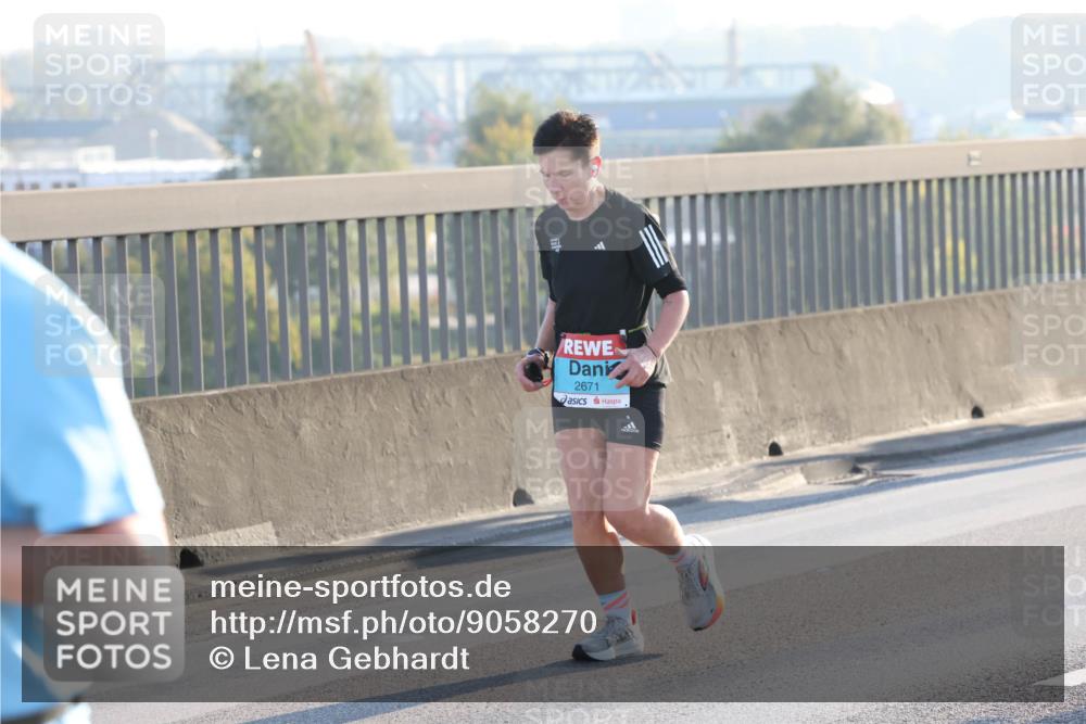 03.10.2025 - Köhlbrandbrückenlauf Lena Gebhardt http://msf.ph/oto/9058270 03.10.2025 09:18:23 Position 1 2671 meine-sportfotos.de