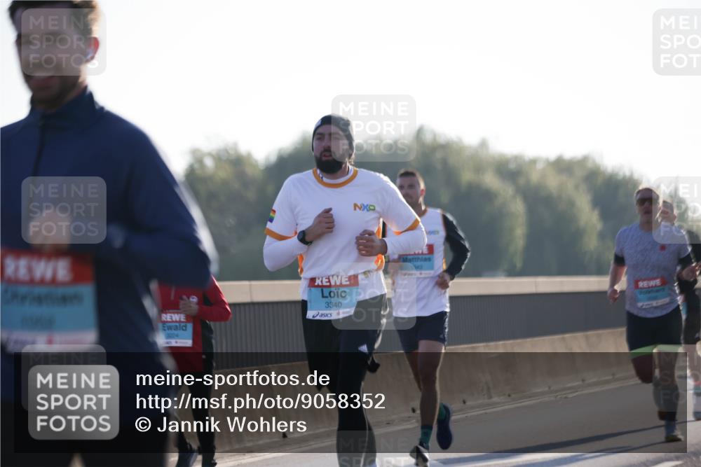 03.10.2025 - Köhlbrandbrückenlauf Jannik Wohlers http://msf.ph/oto/9058352 03.10.2025 09:14:00 Position 3 3004, 3340, 3343 meine-sportfotos.de
