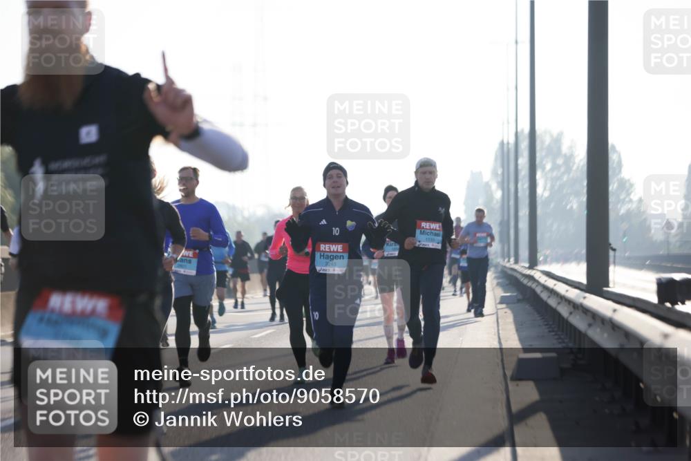 03.10.2025 - Köhlbrandbrückenlauf Jannik Wohlers http://msf.ph/oto/9058570 03.10.2025 09:14:05 Position 3 10, 3243, 1133 meine-sportfotos.de