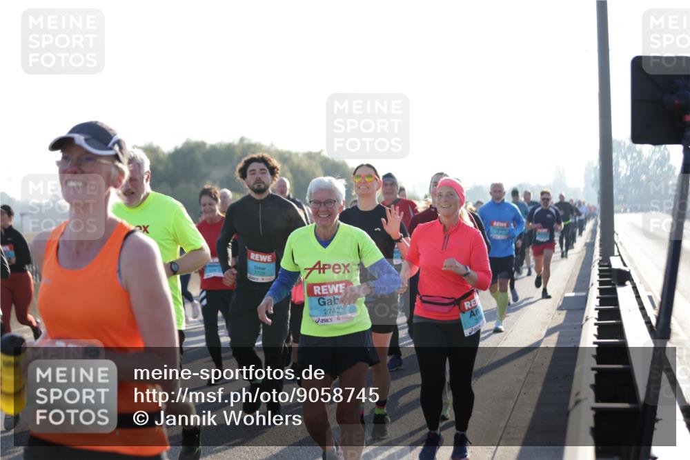 03.10.2025 - Köhlbrandbrückenlauf Jannik Wohlers http://msf.ph/oto/9058745 03.10.2025 09:21:54 Position 3 9, 2066, 3725, 2742 meine-sportfotos.de