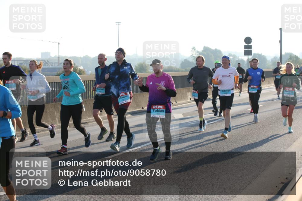 03.10.2025 - Köhlbrandbrückenlauf Lena Gebhardt http://msf.ph/oto/9058780 03.10.2025 09:18:36 Position 1 1229, 1352, 1188, 3426 meine-sportfotos.de