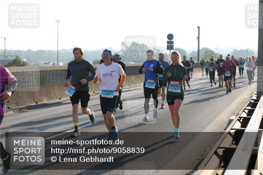 03.10.2025 - Köhlbrandbrückenlauf Lena Gebhardt http://msf.ph/oto/9058839 03.10.2025 09:18:37 Position 1 3813, 3426, 1946 meine-sportfotos.de