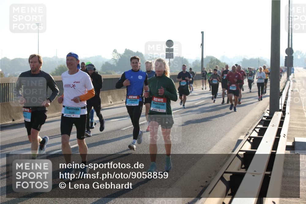 03.10.2025 - Köhlbrandbrückenlauf Lena Gebhardt http://msf.ph/oto/9058859 03.10.2025 09:18:37 Position 1 813, 3426, 1946 meine-sportfotos.de