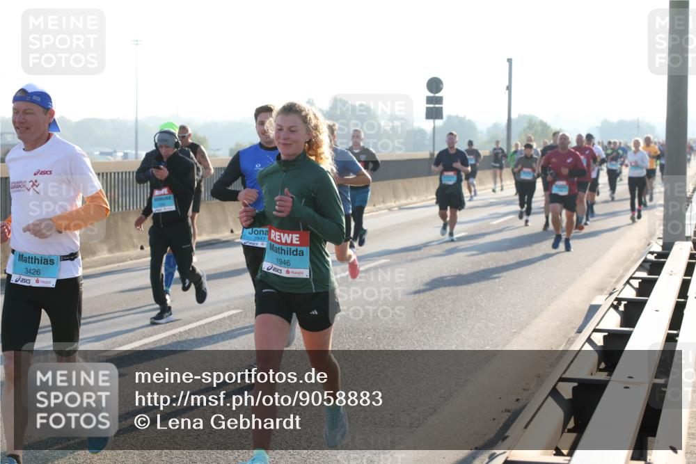 03.10.2025 - Köhlbrandbrückenlauf Lena Gebhardt http://msf.ph/oto/9058883 03.10.2025 09:18:38 Position 1 3426, 2947, 1946 meine-sportfotos.de