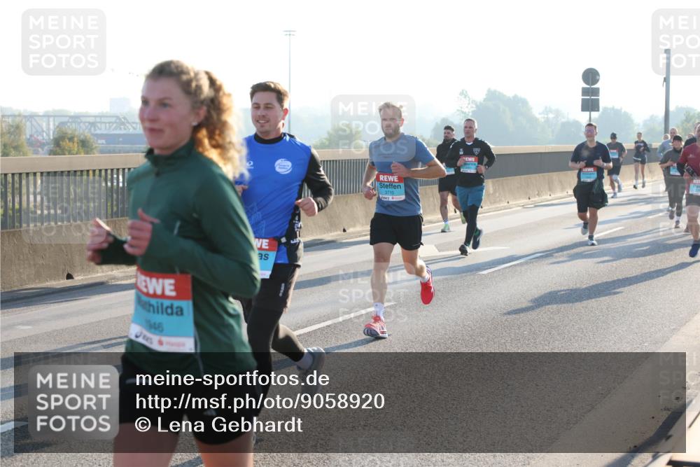 03.10.2025 - Köhlbrandbrückenlauf Lena Gebhardt http://msf.ph/oto/9058920 03.10.2025 09:18:39 Position 1 1946, 3710 meine-sportfotos.de