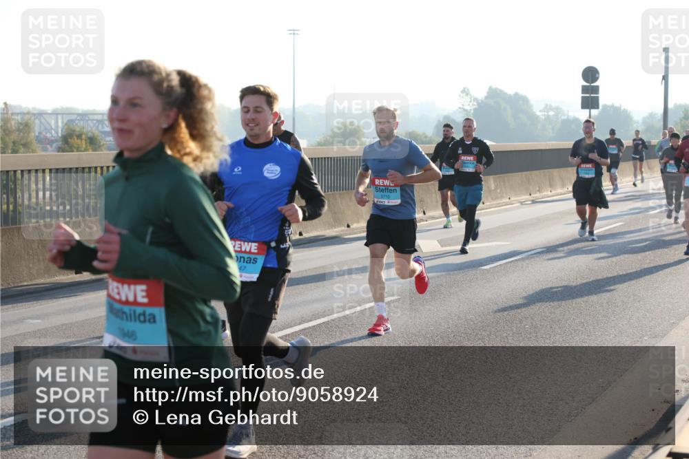 03.10.2025 - Köhlbrandbrückenlauf Lena Gebhardt http://msf.ph/oto/9058924 03.10.2025 09:18:39 Position 1 1946, 10, 47, 3710 meine-sportfotos.de