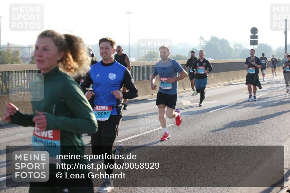 03.10.2025 - Köhlbrandbrückenlauf Lena Gebhardt http://msf.ph/oto/9058929 03.10.2025 09:18:39 Position 1 1946, 9947, 3710 meine-sportfotos.de
