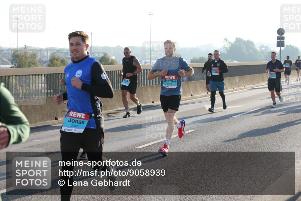 03.10.2025 - Köhlbrandbrückenlauf Lena Gebhardt http://msf.ph/oto/9058939 03.10.2025 09:18:39 Position 1 2947, 3710 meine-sportfotos.de