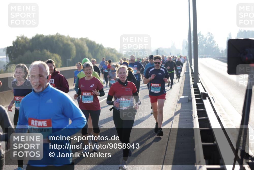 03.10.2025 - Köhlbrandbrückenlauf Jannik Wohlers http://msf.ph/oto/9058943 03.10.2025 09:21:59 Position 3 3676, 0, 1097, 2204 meine-sportfotos.de