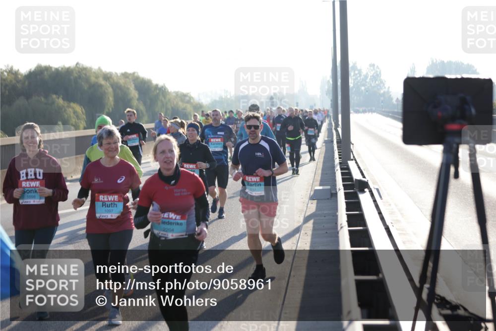 03.10.2025 - Köhlbrandbrückenlauf Jannik Wohlers http://msf.ph/oto/9058961 03.10.2025 09:22:00 Position 3 1098, 1097, 2204, 3151 meine-sportfotos.de