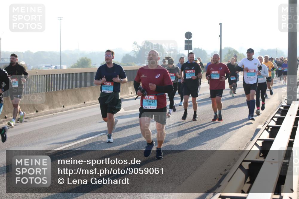 03.10.2025 - Köhlbrandbrückenlauf Lena Gebhardt http://msf.ph/oto/9059061 03.10.2025 09:18:42 Position 1 1506, 1299, 1191 meine-sportfotos.de