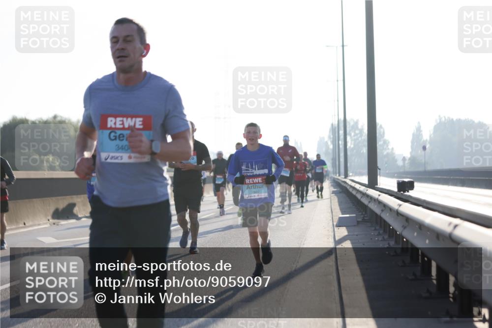 03.10.2025 - Köhlbrandbrückenlauf Jannik Wohlers http://msf.ph/oto/9059097 03.10.2025 09:14:15 Position 3 340, 2920, 51 meine-sportfotos.de