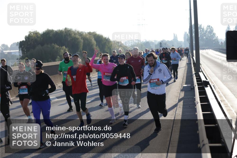 03.10.2025 - Köhlbrandbrückenlauf Jannik Wohlers http://msf.ph/oto/9059448 03.10.2025 09:22:15 Position 3 1977, 2114, 2476 meine-sportfotos.de