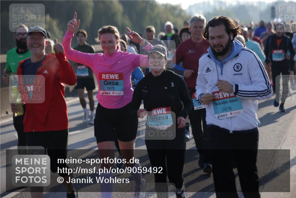 03.10.2025 - Köhlbrandbrückenlauf Jannik Wohlers http://msf.ph/oto/9059492 03.10.2025 09:22:15 Position 3 1977, 2114, 2476 meine-sportfotos.de