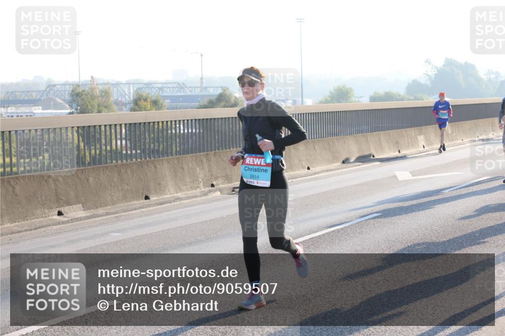 03.10.2025 - Köhlbrandbrückenlauf Lena Gebhardt http://msf.ph/oto/9059507 03.10.2025 09:18:51 Position 1 2814 meine-sportfotos.de
