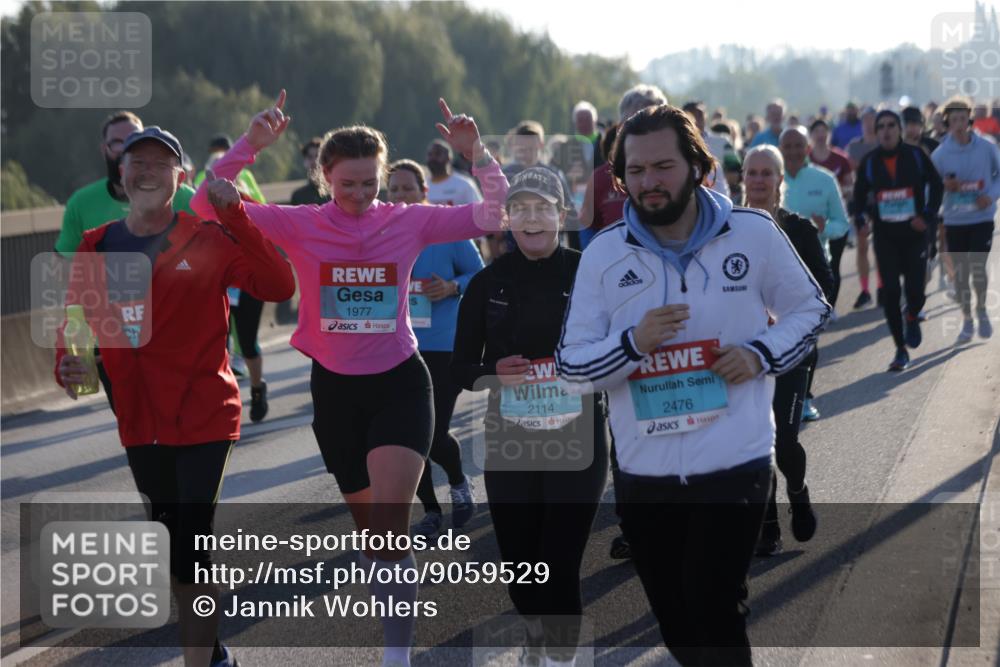 03.10.2025 - Köhlbrandbrückenlauf Jannik Wohlers http://msf.ph/oto/9059529 03.10.2025 09:22:16 Position 3 1977, 2114, 2476 meine-sportfotos.de
