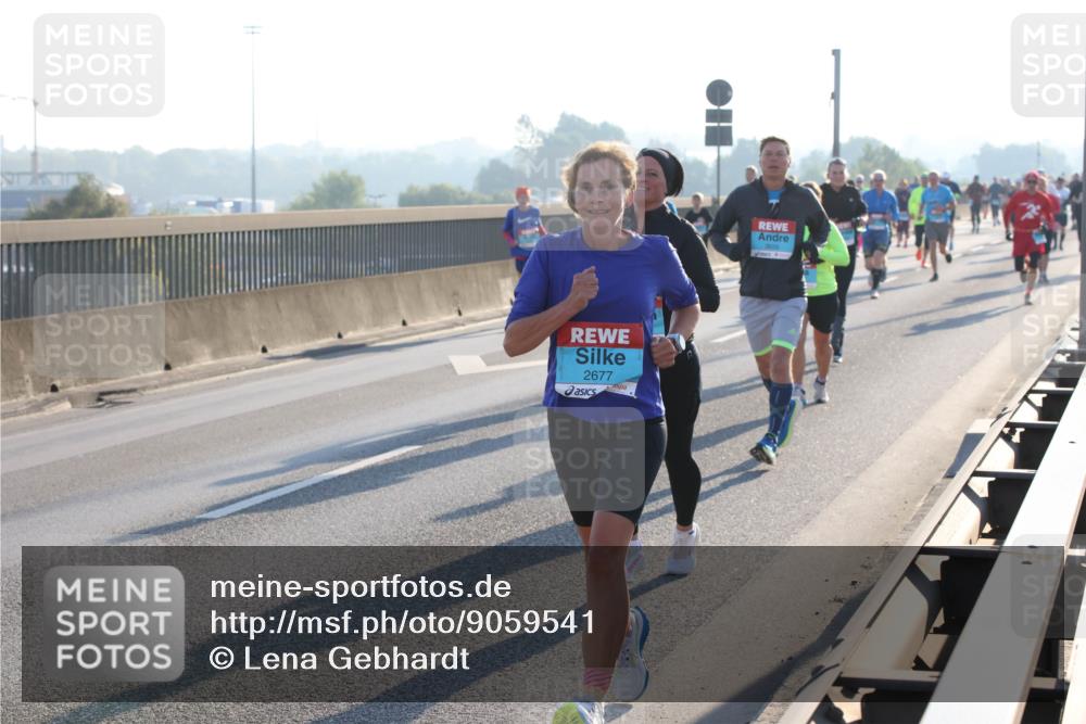 03.10.2025 - Köhlbrandbrückenlauf Lena Gebhardt http://msf.ph/oto/9059541 03.10.2025 09:18:52 Position 1 2677 meine-sportfotos.de