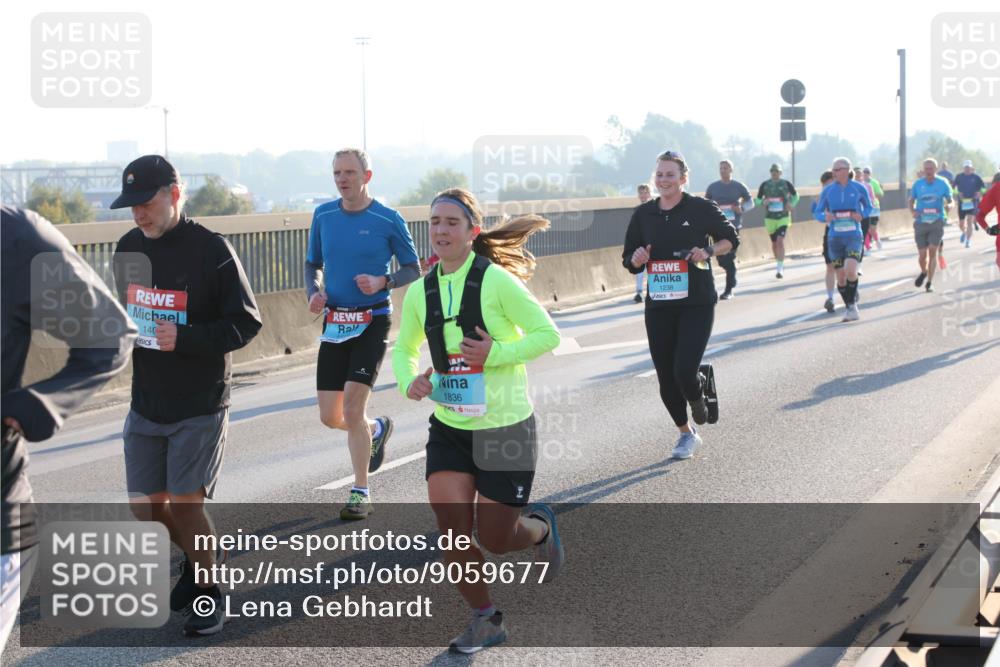 03.10.2025 - Köhlbrandbrückenlauf Lena Gebhardt http://msf.ph/oto/9059677 03.10.2025 09:18:55 Position 1 140, 27, 1836, 1238 meine-sportfotos.de
