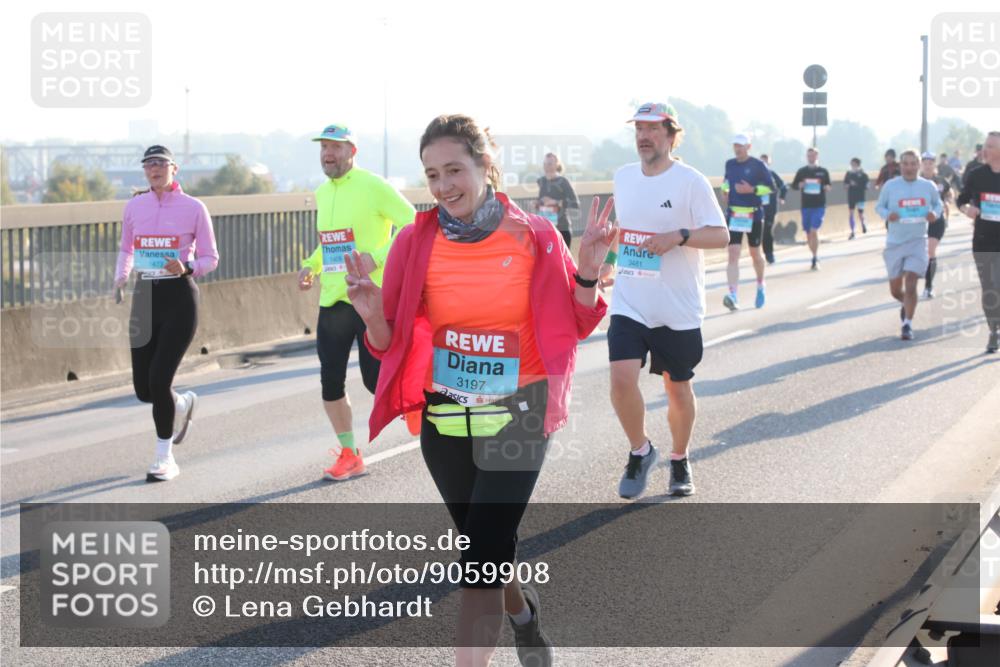 03.10.2025 - Köhlbrandbrückenlauf Lena Gebhardt http://msf.ph/oto/9059908 03.10.2025 09:19:03 Position 1 1473, 1409, 3197, 3481 meine-sportfotos.de