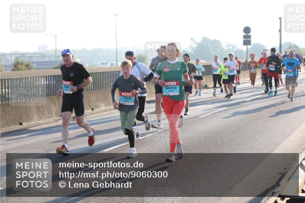 03.10.2025 - Köhlbrandbrückenlauf Lena Gebhardt http://msf.ph/oto/9060300 03.10.2025 09:19:13 Position 1 1369, 3707, 3709 meine-sportfotos.de