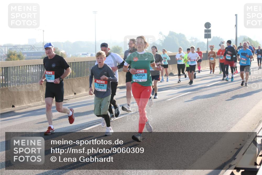 03.10.2025 - Köhlbrandbrückenlauf Lena Gebhardt http://msf.ph/oto/9060309 03.10.2025 09:19:13 Position 1 1369, 3707, 3709 meine-sportfotos.de