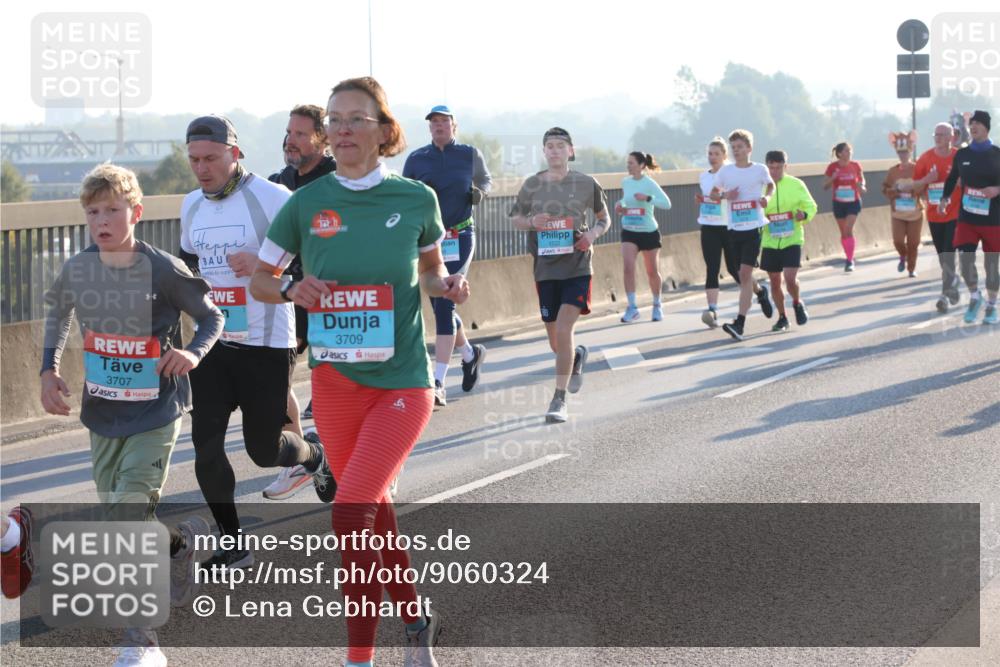 03.10.2025 - Köhlbrandbrückenlauf Lena Gebhardt http://msf.ph/oto/9060324 03.10.2025 09:19:13 Position 1 11, 3707, 3709, 1722 meine-sportfotos.de