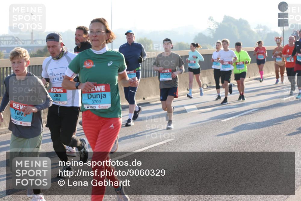 03.10.2025 - Köhlbrandbrückenlauf Lena Gebhardt http://msf.ph/oto/9060329 03.10.2025 09:19:14 Position 1 10, 1491, 3709, 3707, 1722 meine-sportfotos.de