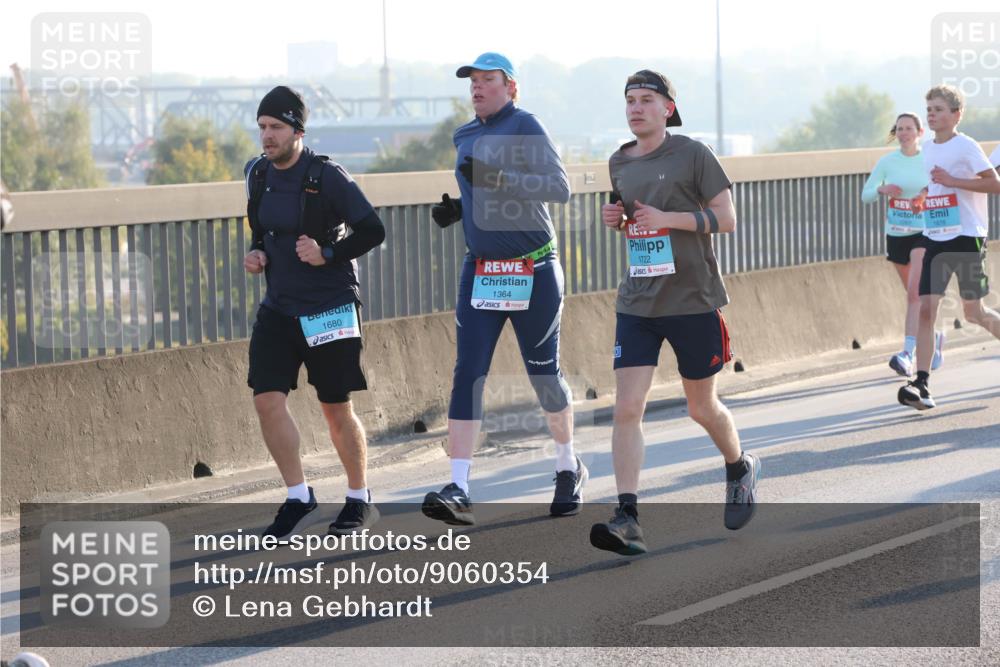 03.10.2025 - Köhlbrandbrückenlauf Lena Gebhardt http://msf.ph/oto/9060354 03.10.2025 09:19:15 Position 1 1680, 1364, 1722, 1878 meine-sportfotos.de