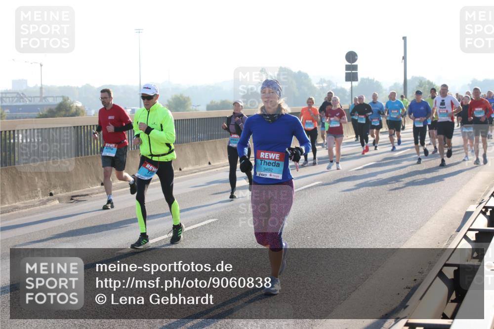 03.10.2025 - Köhlbrandbrückenlauf Lena Gebhardt http://msf.ph/oto/9060838 03.10.2025 09:19:27 Position 1 1800, 3492 meine-sportfotos.de