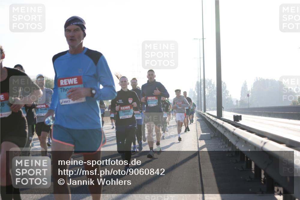 03.10.2025 - Köhlbrandbrückenlauf Jannik Wohlers http://msf.ph/oto/9060842 03.10.2025 09:14:54 Position 3 5, 1071, 3568, 2811, 57 meine-sportfotos.de