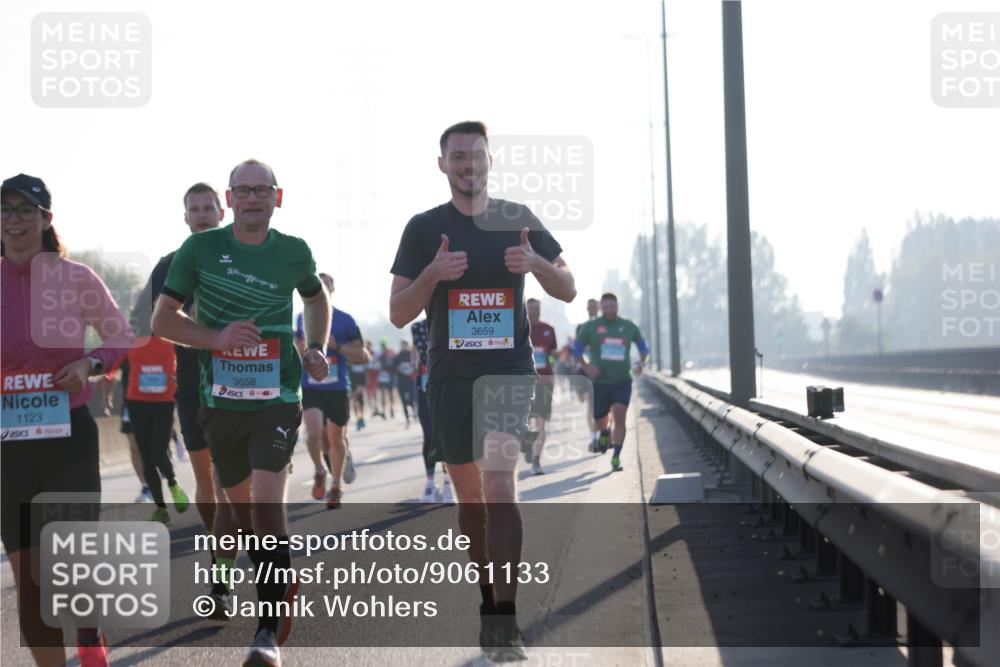 03.10.2025 - Köhlbrandbrückenlauf Jannik Wohlers http://msf.ph/oto/9061133 03.10.2025 09:15:00 Position 3 3659, 1123, 3658 meine-sportfotos.de