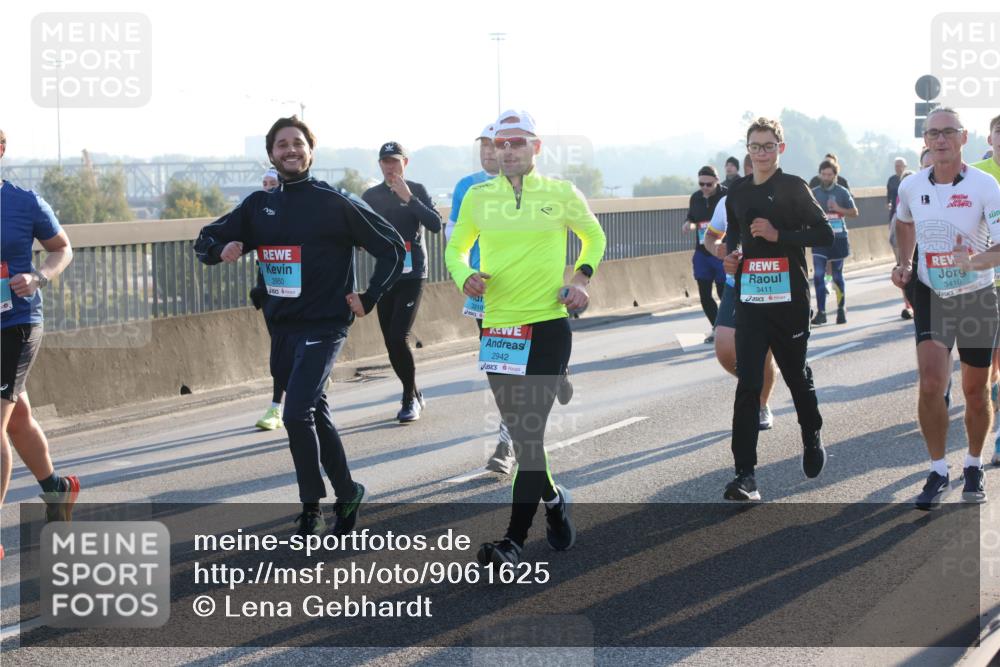 03.10.2025 - Köhlbrandbrückenlauf Lena Gebhardt http://msf.ph/oto/9061625 03.10.2025 09:19:51 Position 1 2950, 2942, 3411, 3410 meine-sportfotos.de