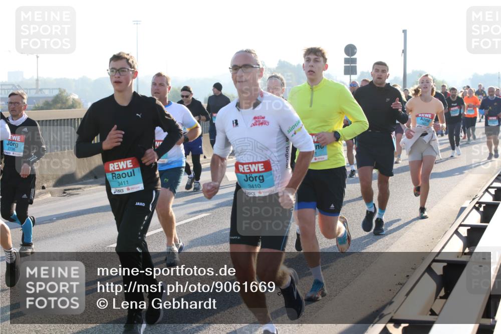 03.10.2025 - Köhlbrandbrückenlauf Lena Gebhardt http://msf.ph/oto/9061669 03.10.2025 09:19:52 Position 1 2736, 3411, 3410 meine-sportfotos.de