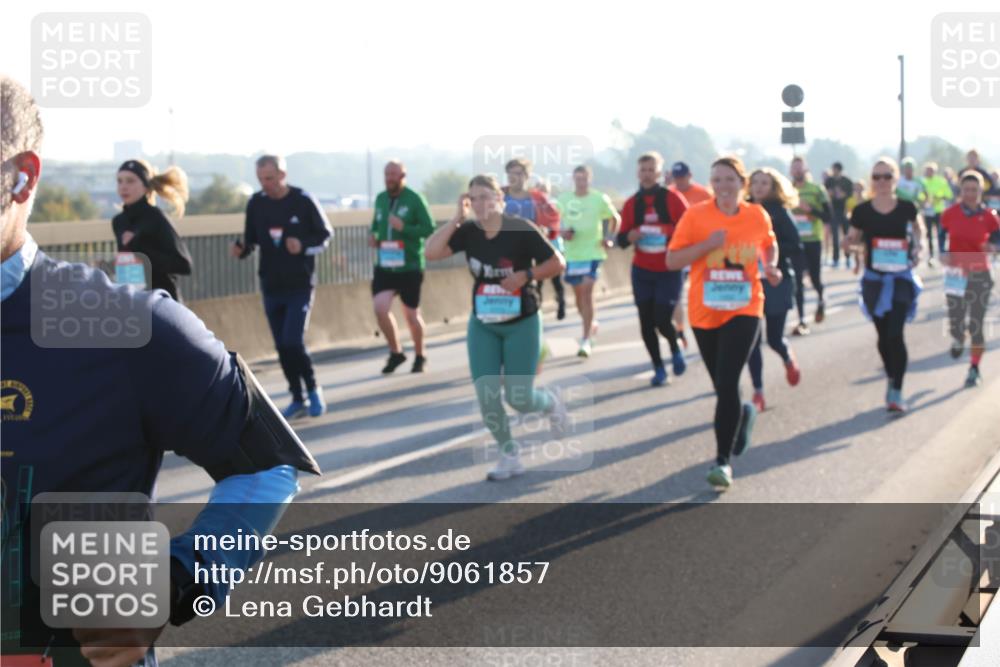 03.10.2025 - Köhlbrandbrückenlauf Lena Gebhardt http://msf.ph/oto/9061857 03.10.2025 09:19:59 Position 1  meine-sportfotos.de