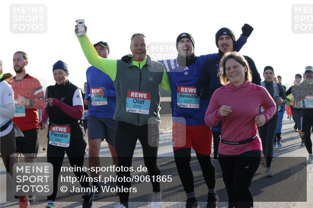 03.10.2025 - Köhlbrandbrückenlauf Jannik Wohlers http://msf.ph/oto/9061865 03.10.2025 09:23:20 Position 3 49, 3001, 2409, 3120, 3121, 3455 meine-sportfotos.de
