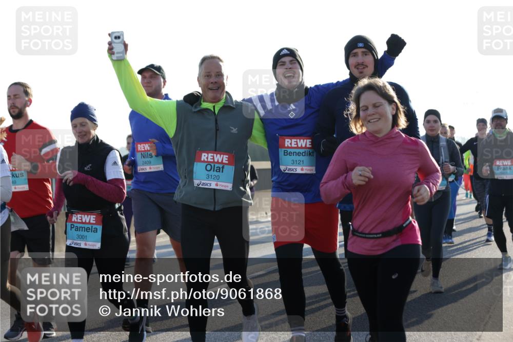 03.10.2025 - Köhlbrandbrückenlauf Jannik Wohlers http://msf.ph/oto/9061868 03.10.2025 09:23:20 Position 3 49, 3001, 2409, 3120, 3121 meine-sportfotos.de