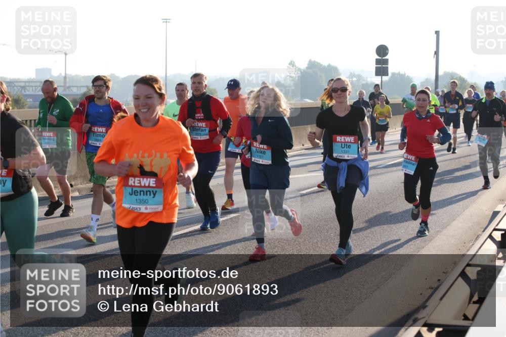 03.10.2025 - Köhlbrandbrückenlauf Lena Gebhardt http://msf.ph/oto/9061893 03.10.2025 09:20:00 Position 1 3484, 1350, 3272, 1327, 1331 meine-sportfotos.de