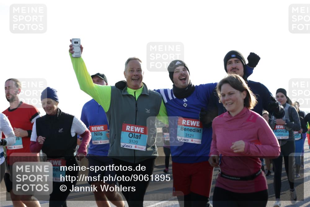 03.10.2025 - Köhlbrandbrückenlauf Jannik Wohlers http://msf.ph/oto/9061895 03.10.2025 09:23:20 Position 3 2409, 3120, 3001, 3121, 2644 meine-sportfotos.de