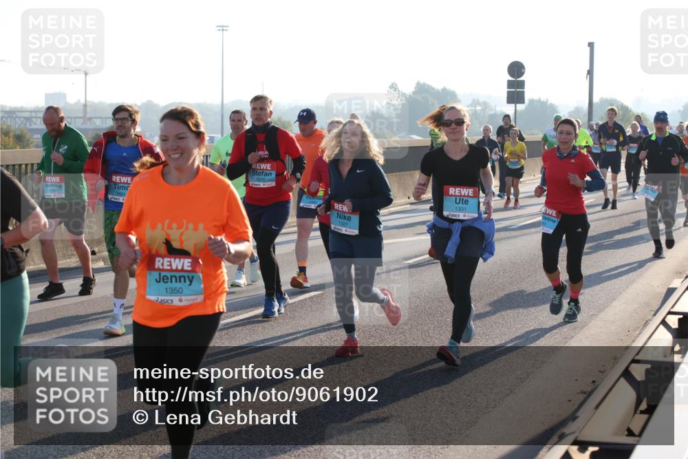 03.10.2025 - Köhlbrandbrückenlauf Lena Gebhardt http://msf.ph/oto/9061902 03.10.2025 09:20:00 Position 1 1530, 3484, 1350, 1327, 1331 meine-sportfotos.de