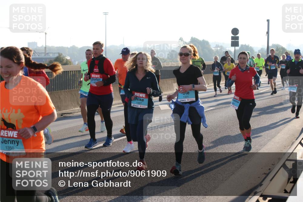 03.10.2025 - Köhlbrandbrückenlauf Lena Gebhardt http://msf.ph/oto/9061909 03.10.2025 09:20:01 Position 1 1350, 1327, 1331 meine-sportfotos.de