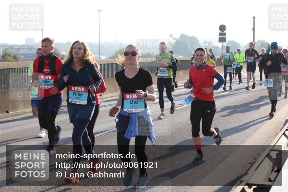 03.10.2025 - Köhlbrandbrückenlauf Lena Gebhardt http://msf.ph/oto/9061921 03.10.2025 09:20:01 Position 1 3272, 1327, 1331, 1876 meine-sportfotos.de