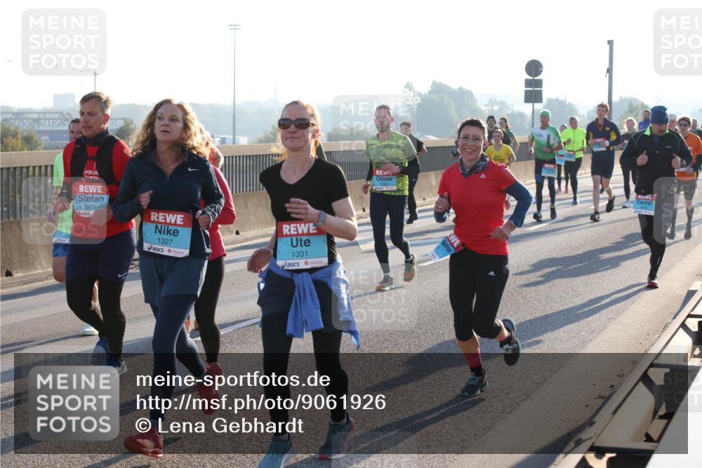 03.10.2025 - Köhlbrandbrückenlauf Lena Gebhardt http://msf.ph/oto/9061926 03.10.2025 09:20:01 Position 1 3272, 1327, 1331 meine-sportfotos.de