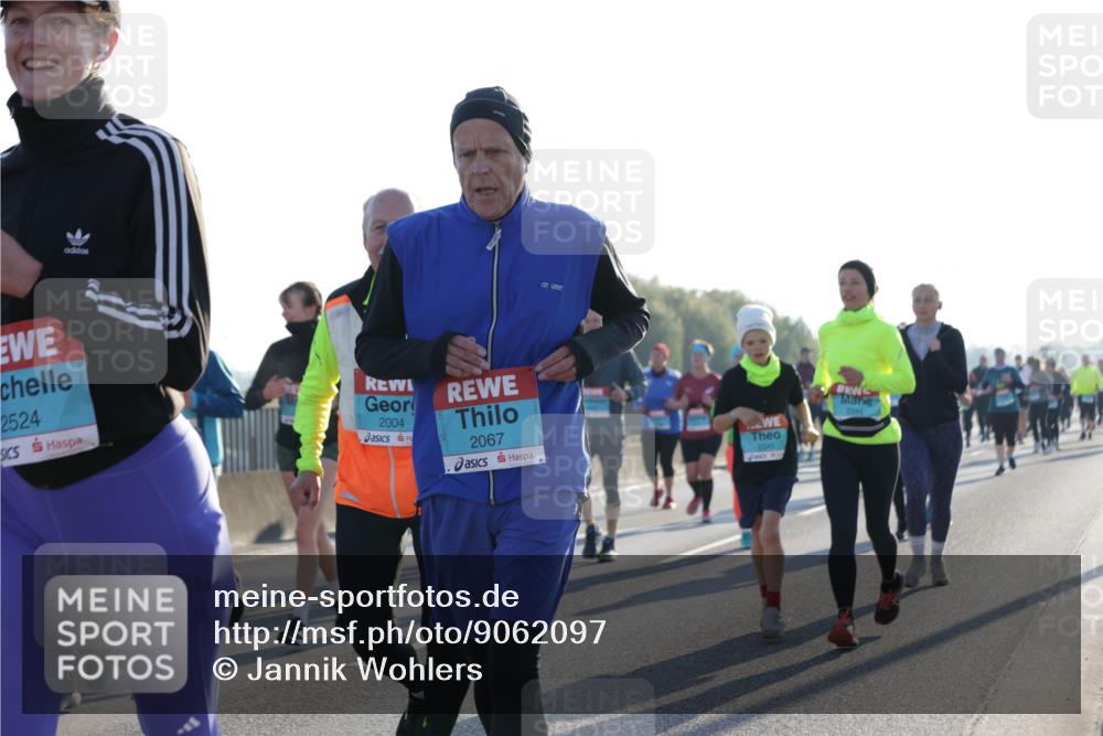 03.10.2025 - Köhlbrandbrückenlauf Jannik Wohlers http://msf.ph/oto/9062097 03.10.2025 09:23:26 Position 3 2524, 2004, 2244, 2067 meine-sportfotos.de